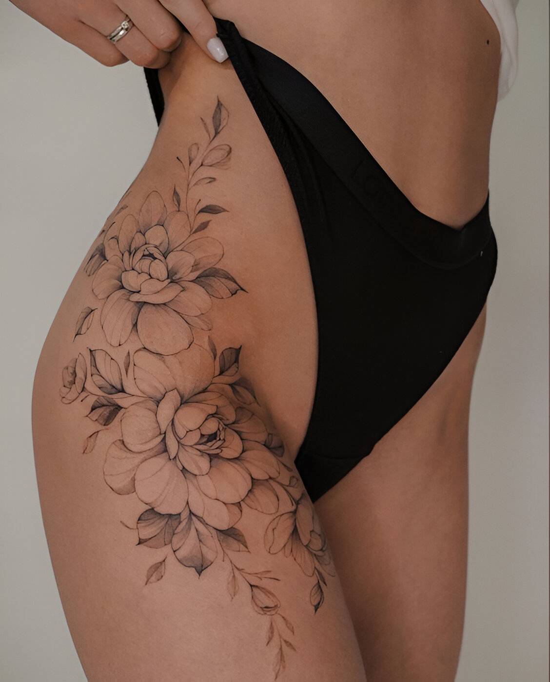 30 Elegant Thigh Tattoos To Level Up Your Sexiness And Charm 29