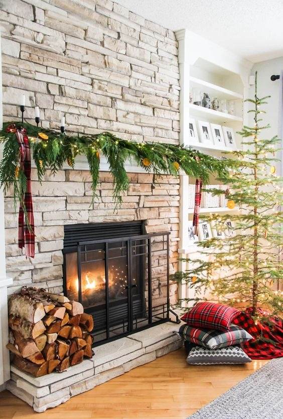30 Christmas Mantel Ideas To Make Your Fireplace Sparkle And Shine - 207