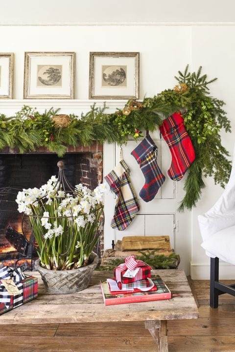 30 Christmas Mantel Ideas To Make Your Fireplace Sparkle And Shine - 223
