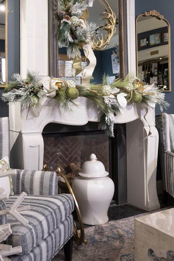 30 Christmas Mantel Ideas To Make Your Fireplace Sparkle And Shine - 227