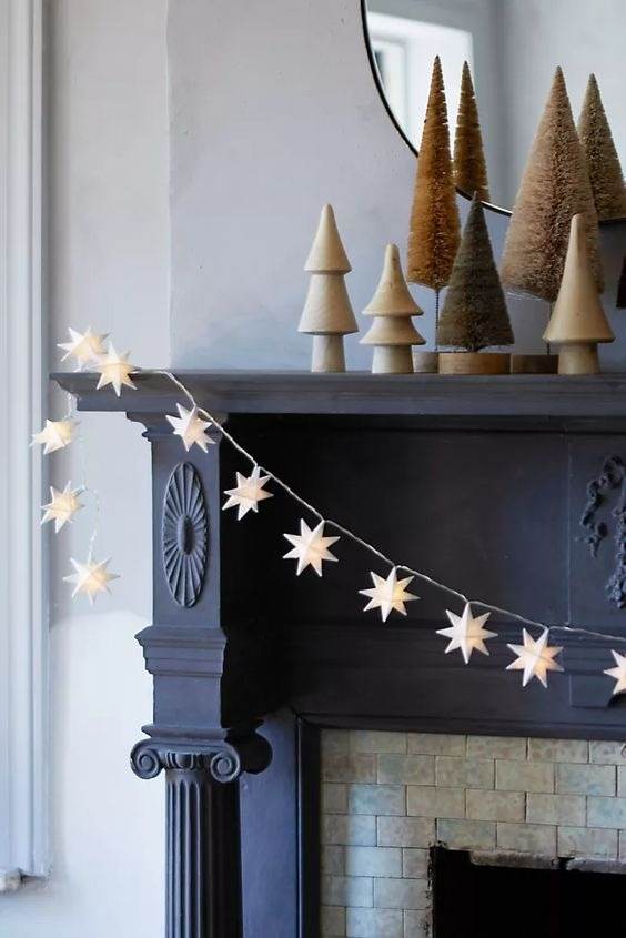 30 Christmas Mantel Ideas To Make Your Fireplace Sparkle And Shine - 237