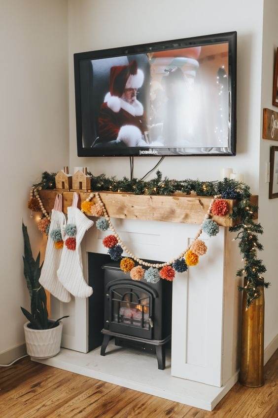 30 Christmas Mantel Ideas To Make Your Fireplace Sparkle And Shine - 251