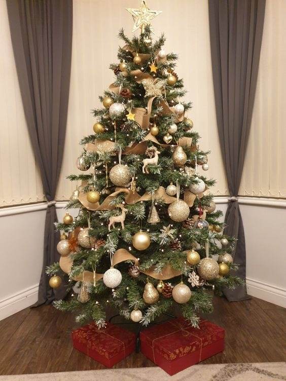 35 Christmas Tree Ideas To Make Your Home More Festive - 227