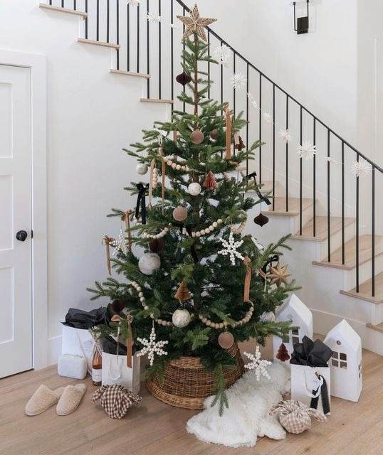 How To Make Your Christmas Tree Sparkle And Shine In Easy 6 Steps - 39