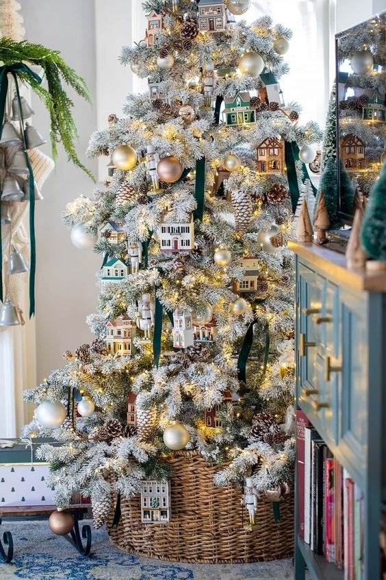 35 Christmas Tree Ideas To Make Your Home More Festive - 273