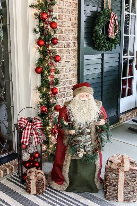 30 Gorgeous Christmas Front Porch Decoration Ideas To Wow Your Neighbors - 197