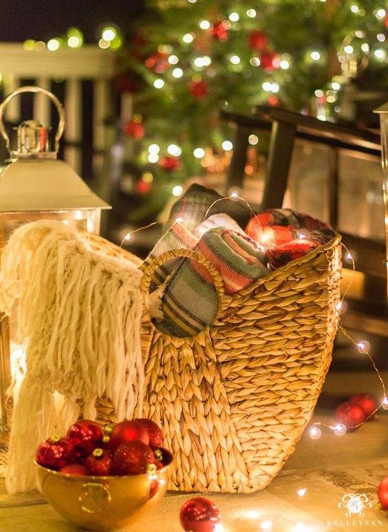 30 Gorgeous Christmas Front Porch Decoration Ideas To Wow Your Neighbors - 199
