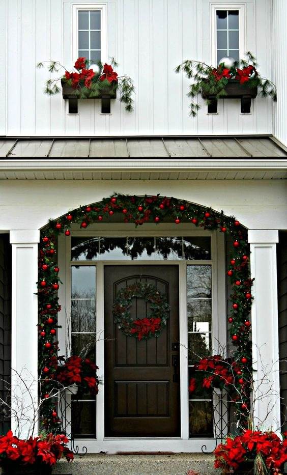 30 Gorgeous Christmas Front Porch Decoration Ideas To Wow Your Neighbors - 201