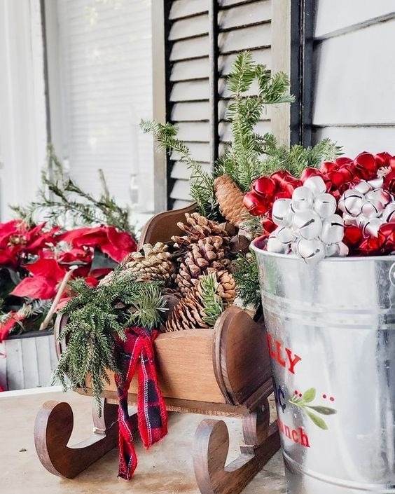 30 Gorgeous Christmas Front Porch Decoration Ideas To Wow Your Neighbors - 203