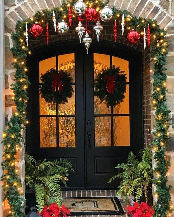 30 Gorgeous Christmas Front Porch Decoration Ideas To Wow Your Neighbors - 205