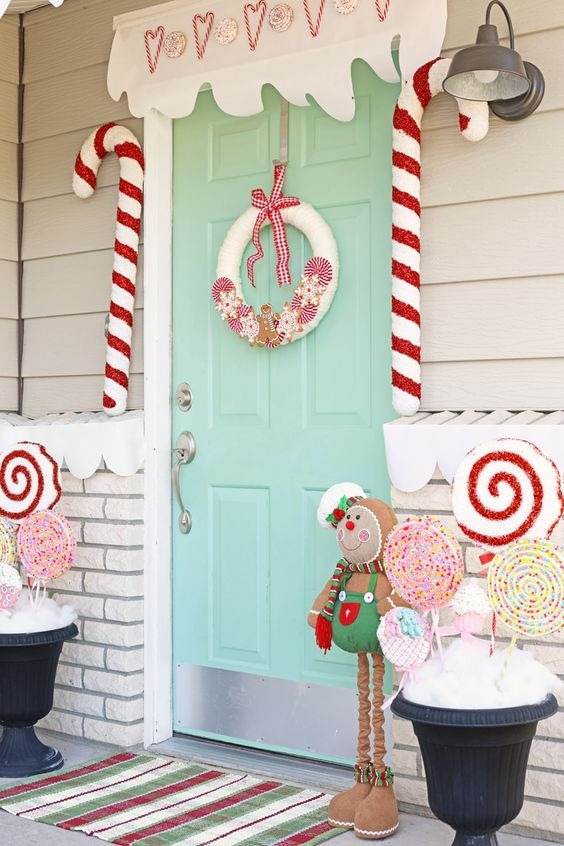30 Gorgeous Christmas Front Porch Decoration Ideas To Wow Your Neighbors - 215