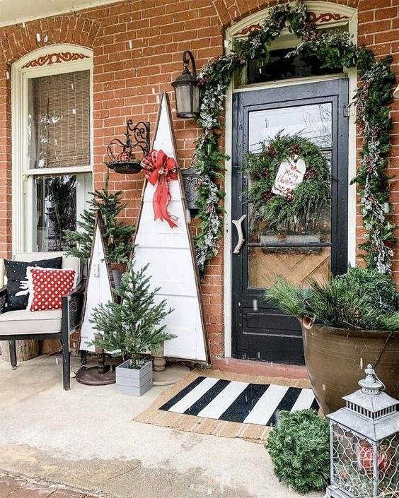 30 Gorgeous Christmas Front Porch Decoration Ideas To Wow Your Neighbors - 217
