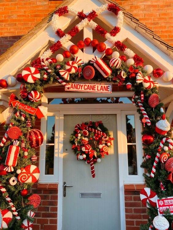 30 Gorgeous Christmas Front Porch Decoration Ideas To Wow Your Neighbors - 219