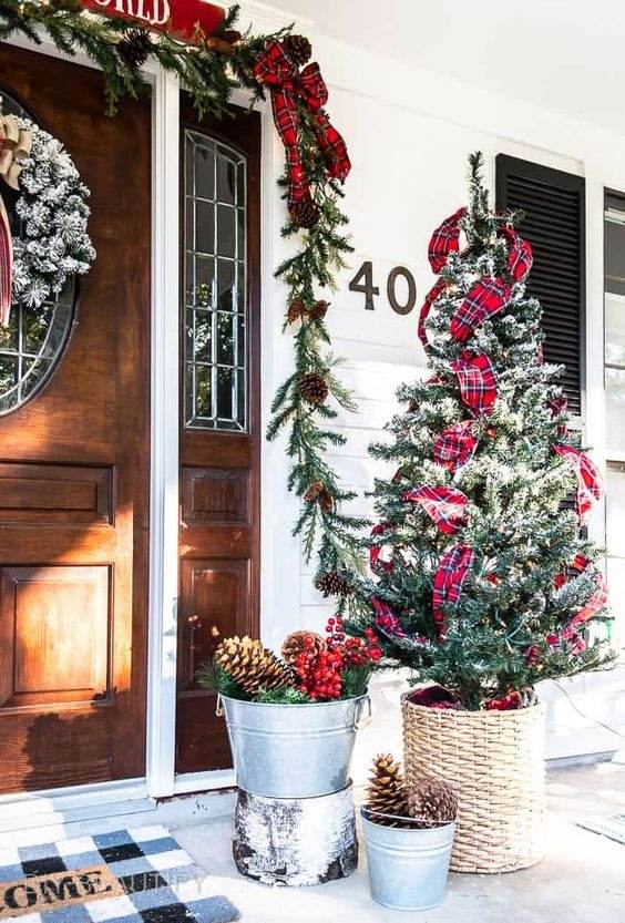 30 Gorgeous Christmas Front Porch Decoration Ideas To Wow Your Neighbors - 221