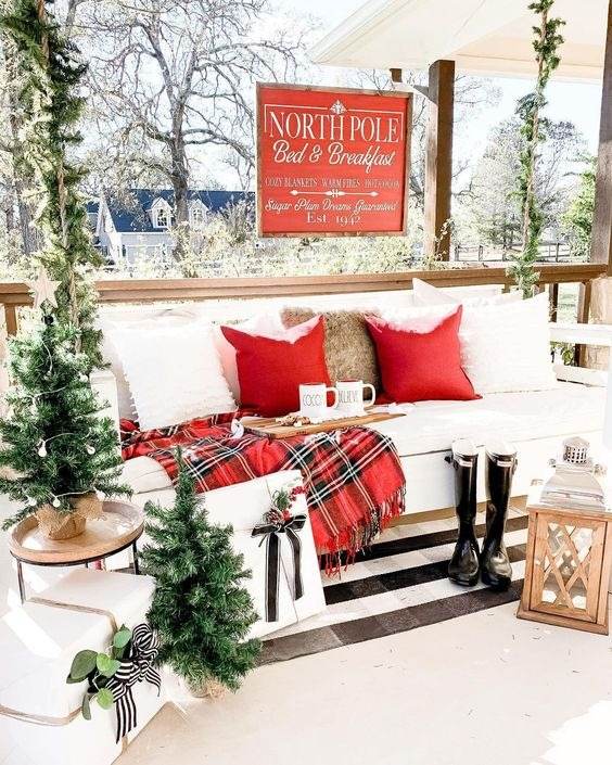 30 Gorgeous Christmas Front Porch Decoration Ideas To Wow Your Neighbors - 223