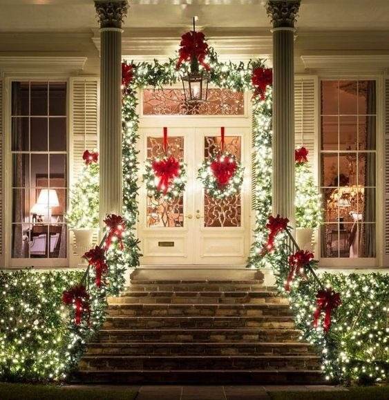 30 Gorgeous Christmas Front Porch Decoration Ideas To Wow Your Neighbors - 227