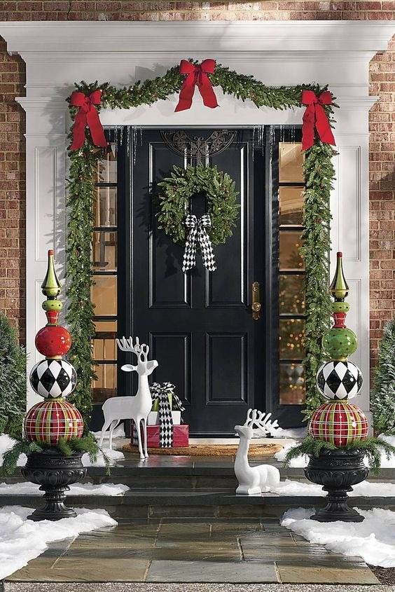 30 Gorgeous Christmas Front Porch Decoration Ideas To Wow Your Neighbors - 229