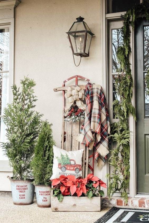 30 Gorgeous Christmas Front Porch Decoration Ideas To Wow Your Neighbors - 243