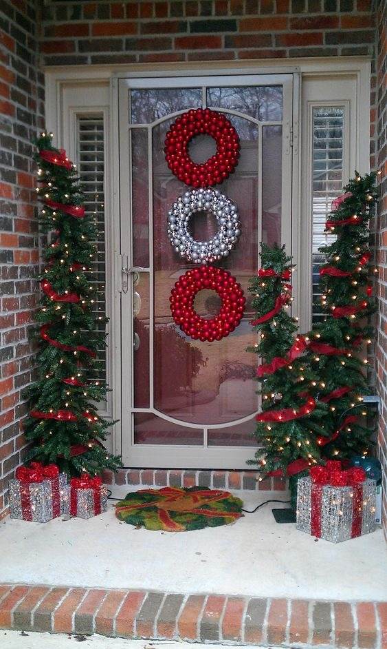 30 Gorgeous Christmas Front Porch Decoration Ideas To Wow Your Neighbors - 249