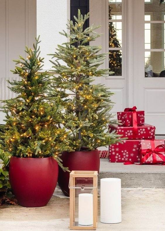 30 Gorgeous Christmas Front Porch Decoration Ideas To Wow Your Neighbors - 251