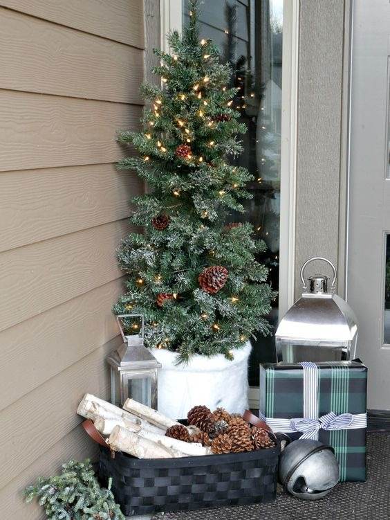 30 Gorgeous Christmas Front Porch Decoration Ideas To Wow Your Neighbors - 225