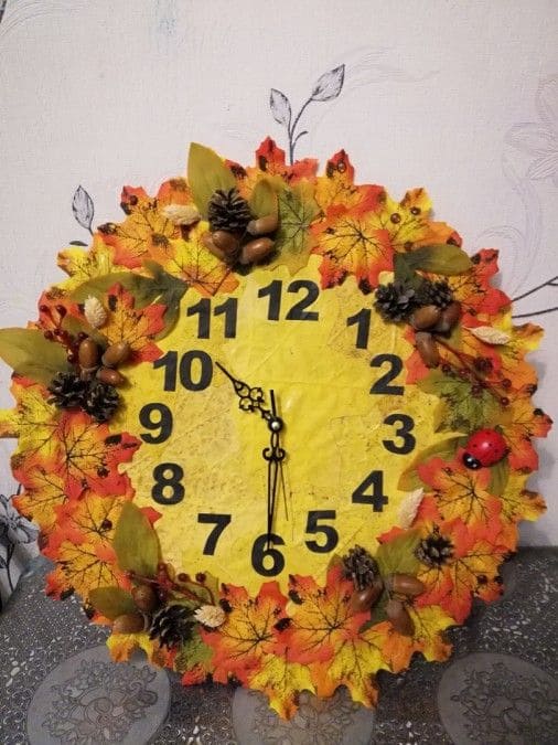 Autumn Harvest Leaf Wreath Clock 1