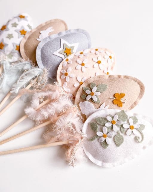 Charming Felt Easter Decorations with Feathery Touches