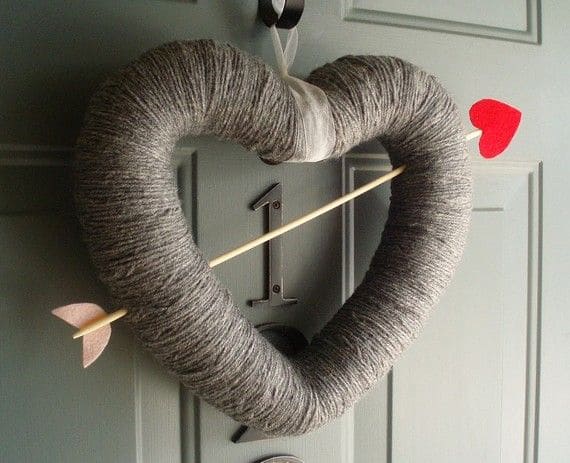 Charming Yarn-Wrapped Heart Wreath Design