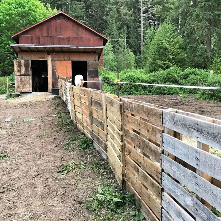 Eco-Friendly Rustic Pallet Farmhouse Fence Design