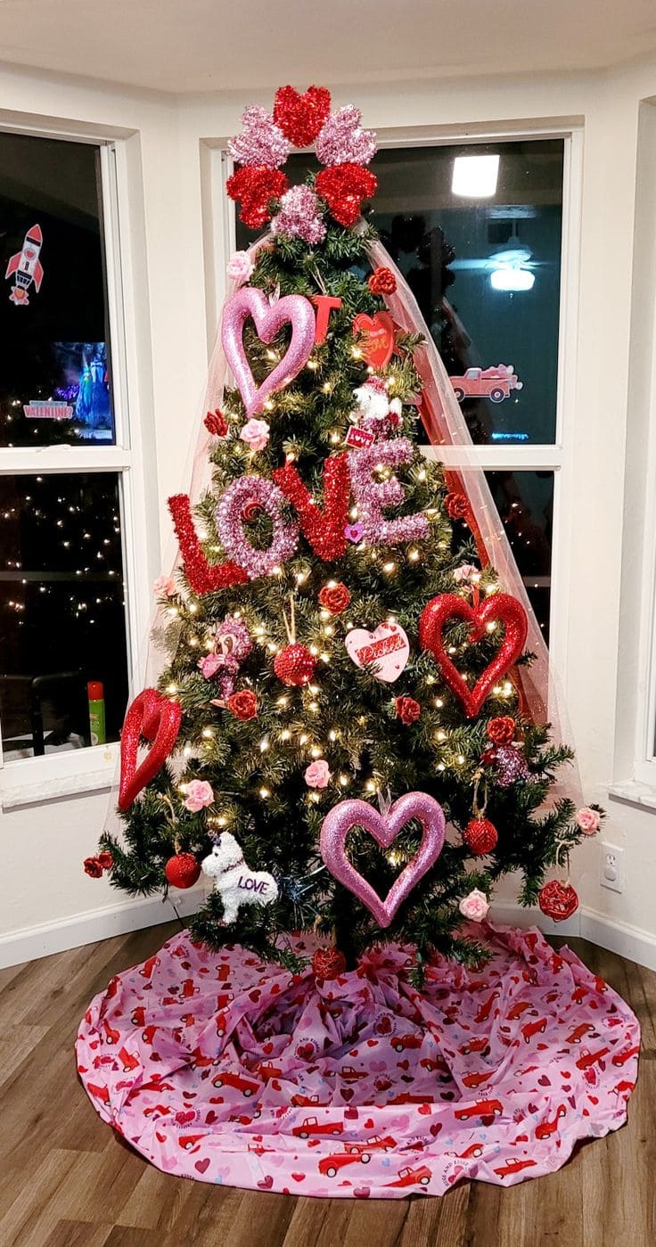 Enchanting Valentines Love-Themed Tree Decoration