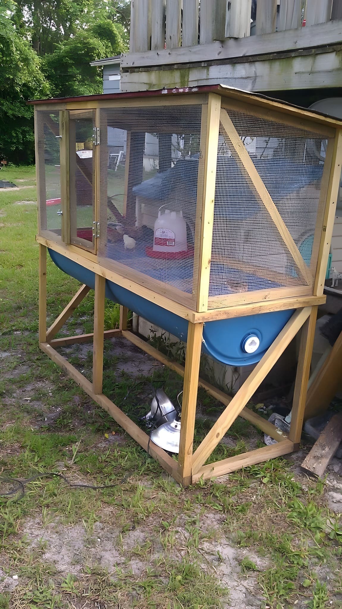 Raised Barrel Brooder with Wire Enclosure